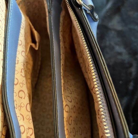 New Guess Handbag Blue/White. 2 handles. Zippered closure. Lots of pockets. - Picture 7 of 12